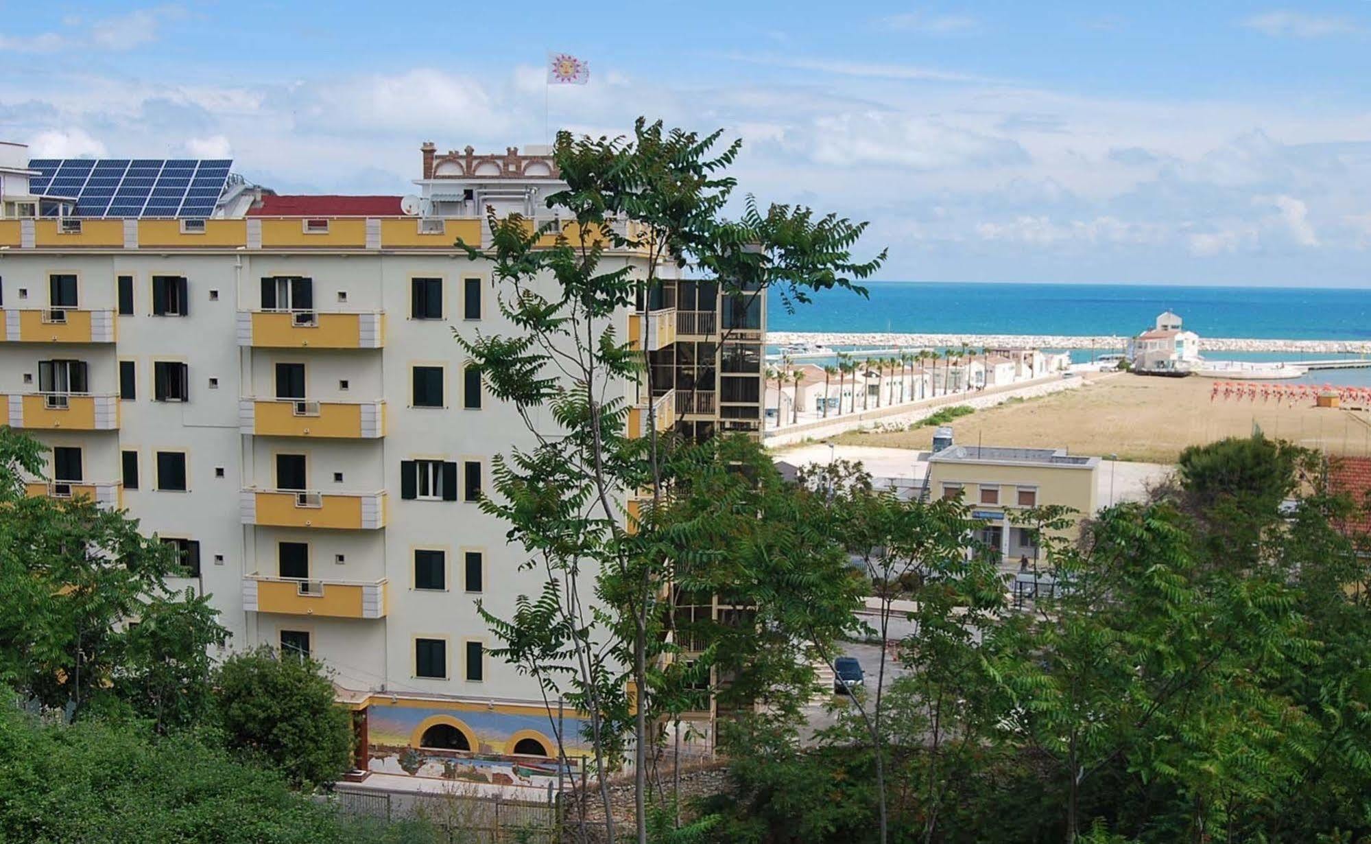 Hotel Solaria Rodi Garganico Buitenkant foto