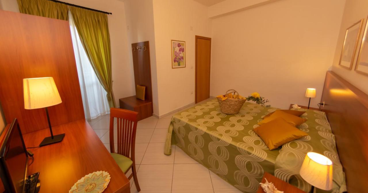 Hotel Solaria Rodi Garganico Buitenkant foto