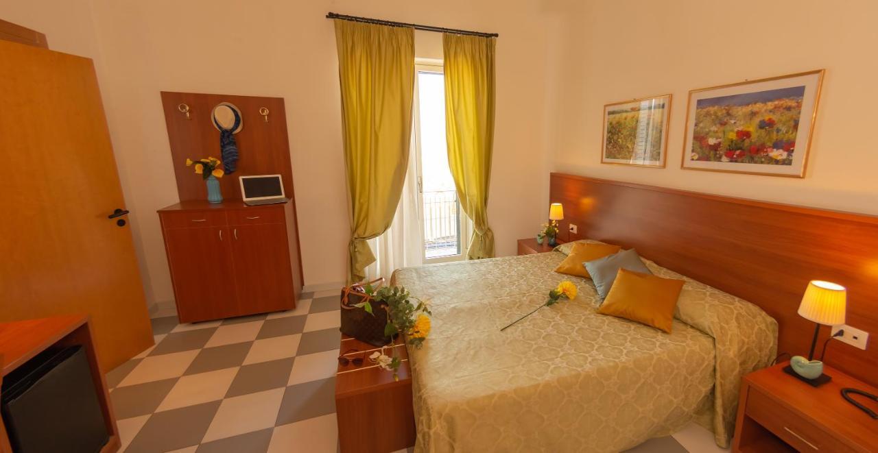 Hotel Solaria Rodi Garganico Buitenkant foto